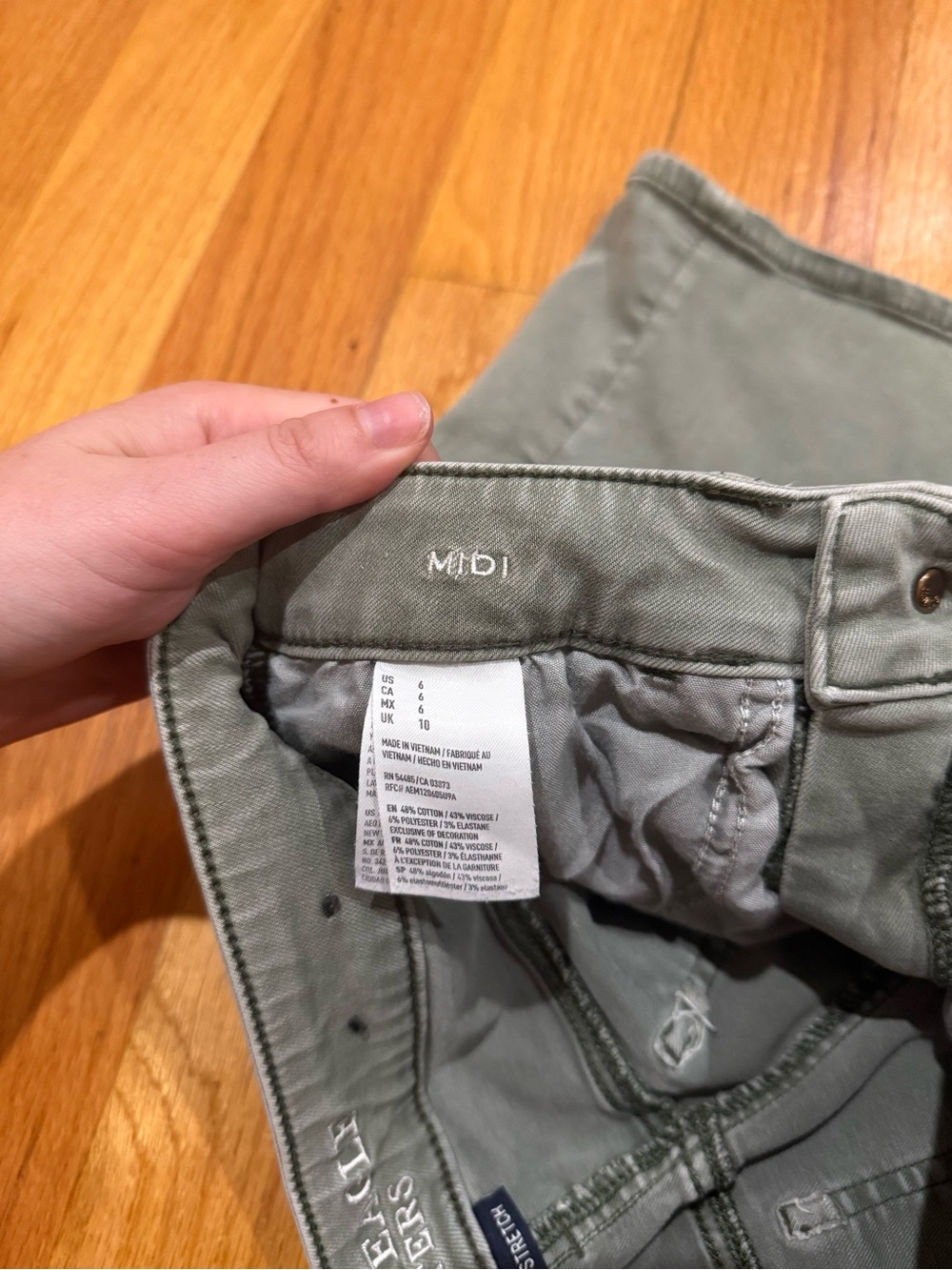American Eagle Midi Short — Sage Green, Size 6 - Picture 3 of 7